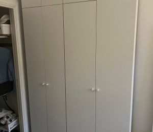 Vaatekaapin kokoaminen Helsingissä